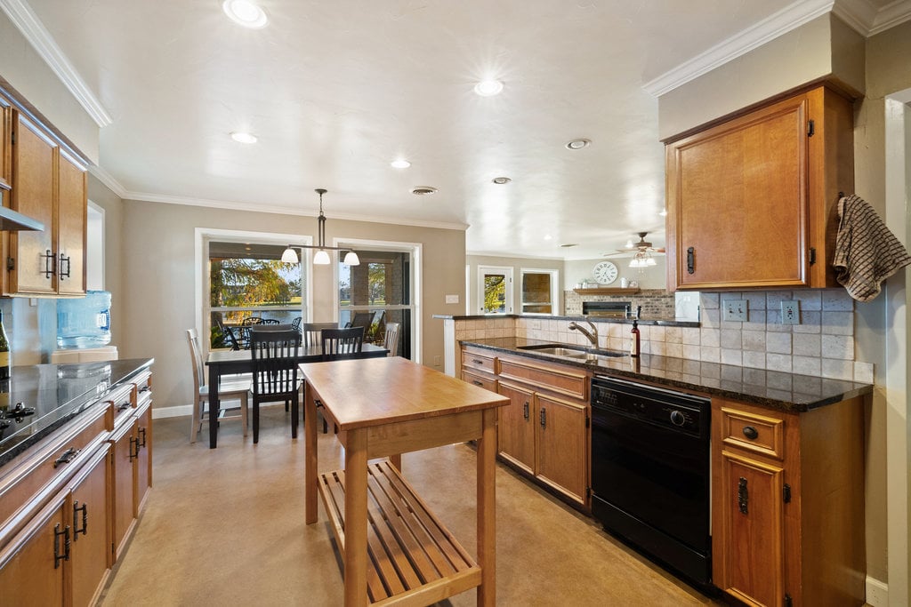 Stunning Waterfront Retreat in the Heart of Kingsland