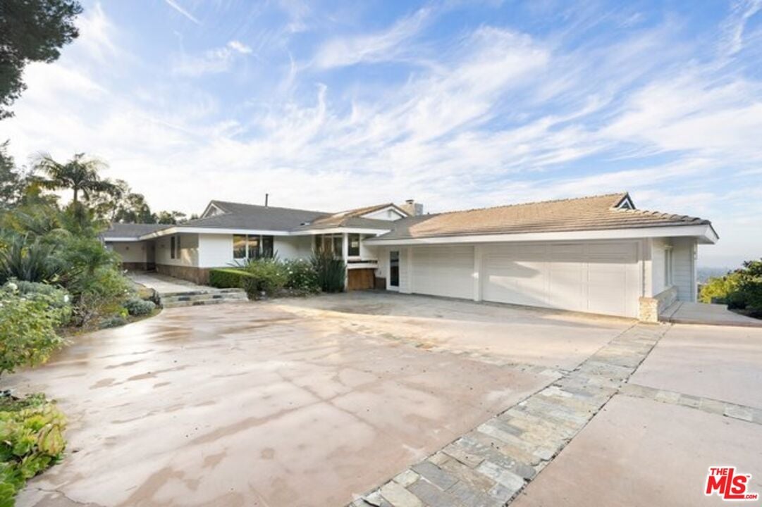 2 Pine Tree Ln