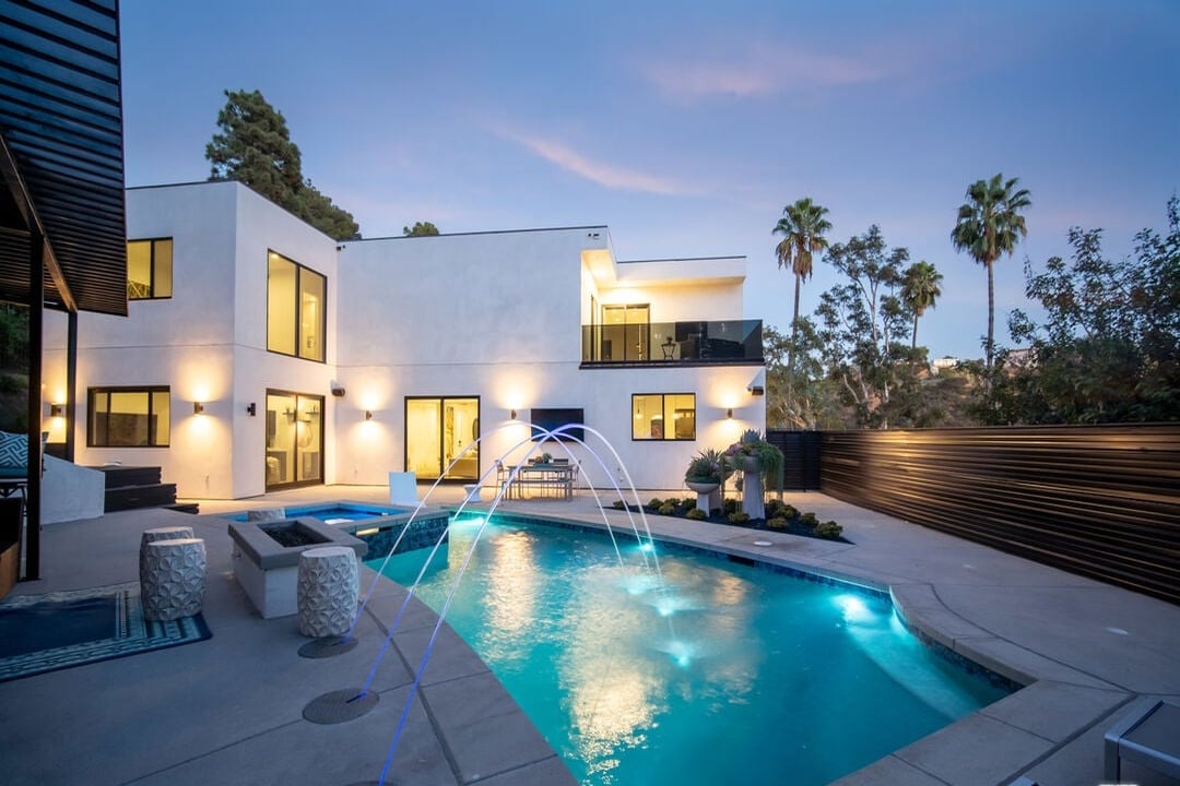 Canyon Lake Dr, 90068