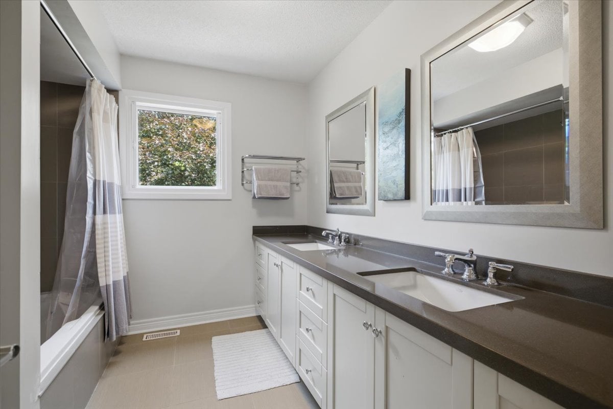 Rare Court Location on Oakville Golf Course