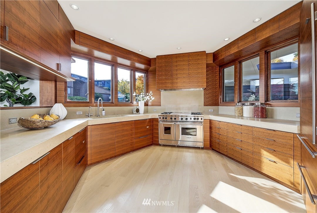 8631 Inverness Dr, NE