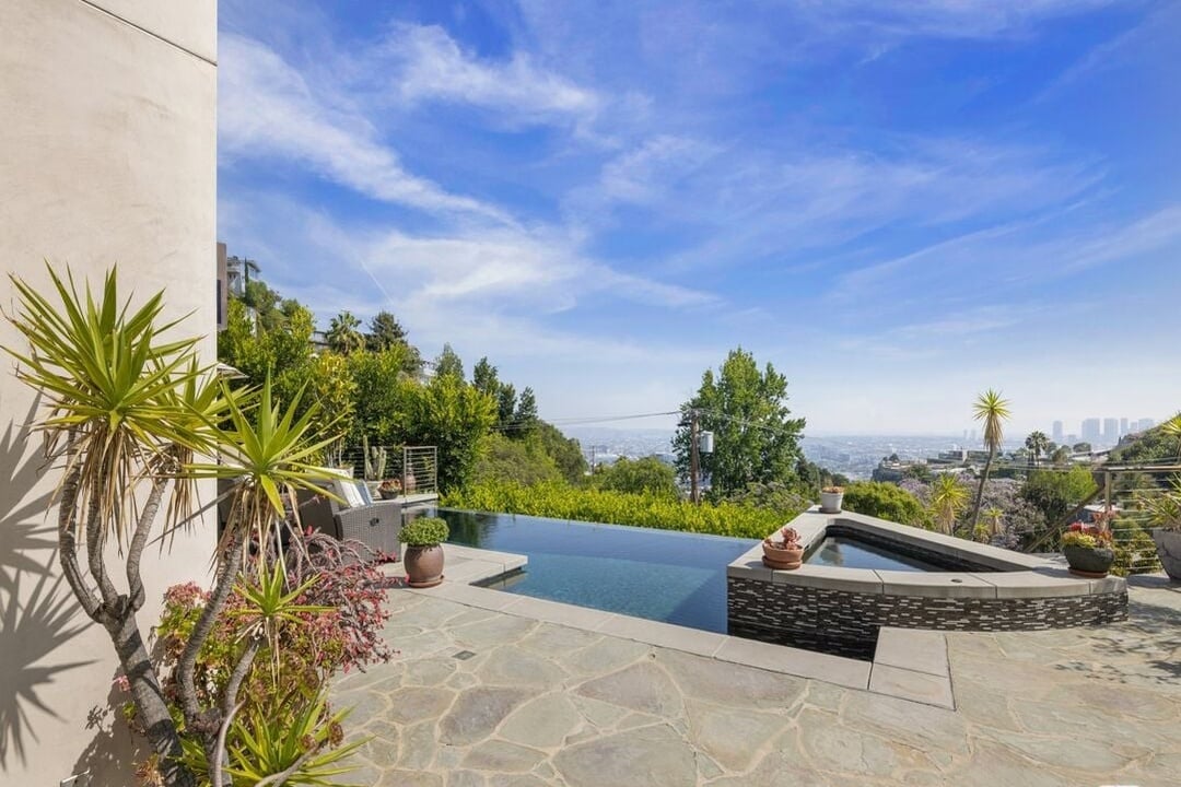 Aria Manor, Sunset Plaza Dr, 90069