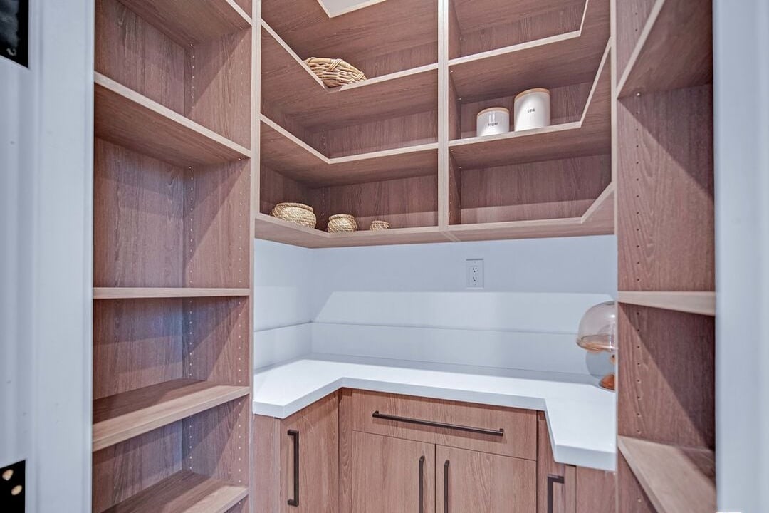 Canyon Lake Dr, 90068