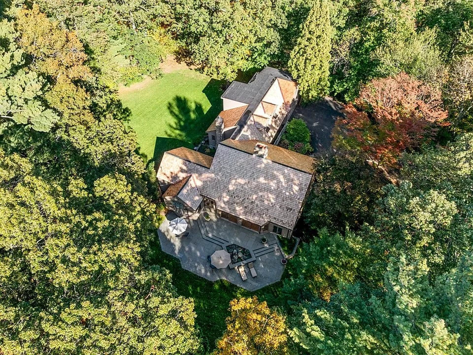 24 Trailside Rd