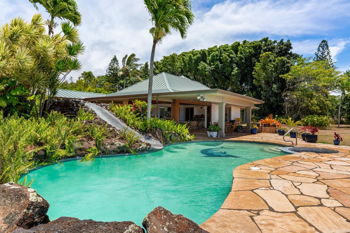 PUAKEA BAY DR - 11 ACRE ESTATE- 5 BEDROOM 6 BATHROOM RESIDENCE - RESORT STLYE POOL & SPA - $4,350,000