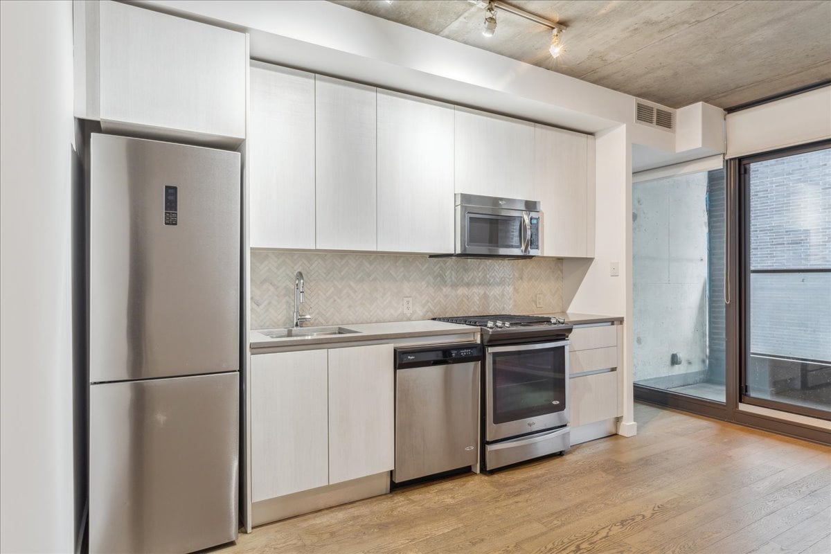 111 Bathurst St 423