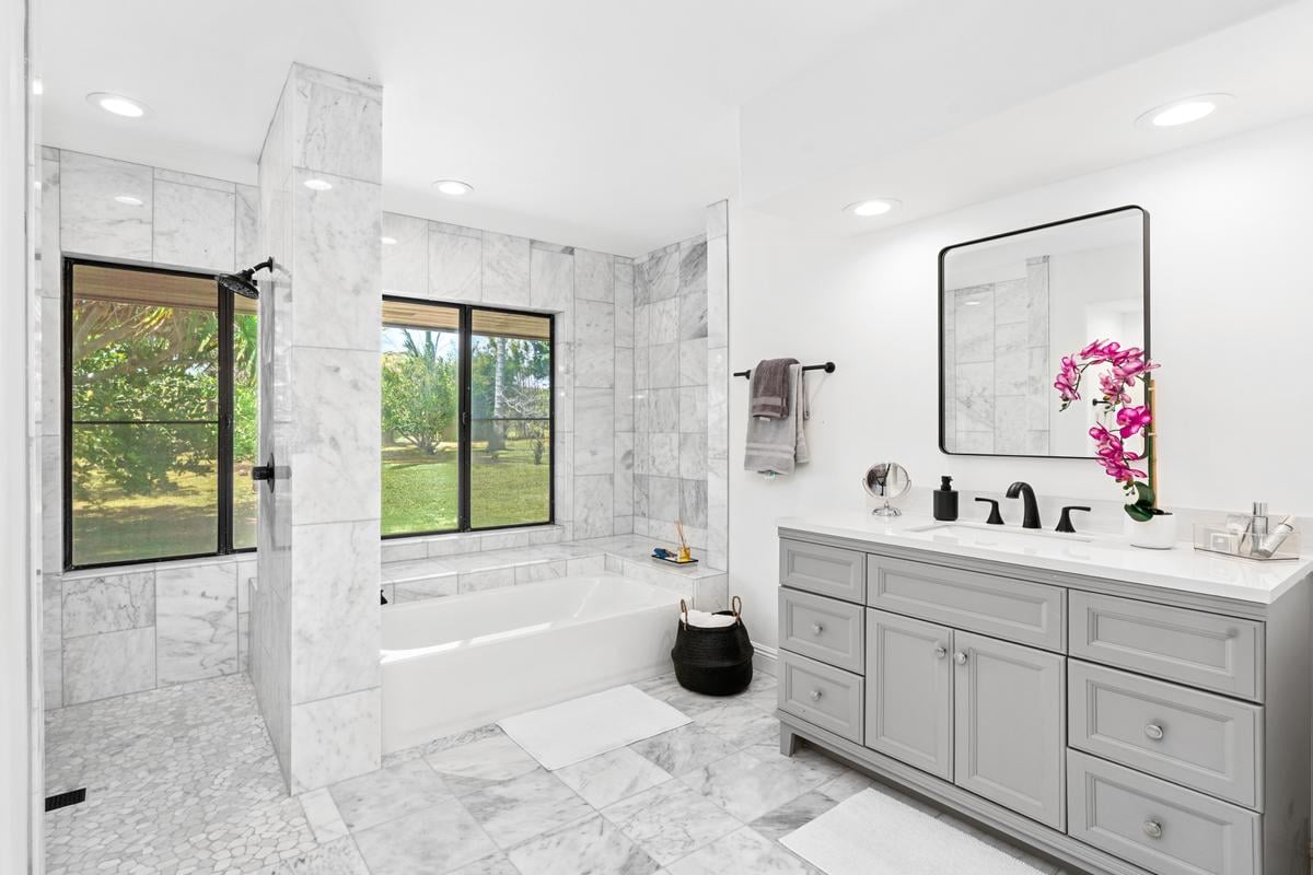 PUAKEA BAY DR - 11 ACRE ESTATE- 5 BEDROOM 6 BATHROOM RESIDENCE - RESORT STLYE POOL & SPA - $4,350,000