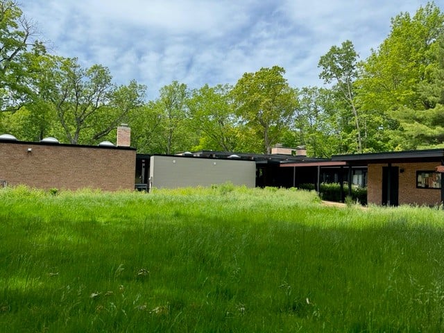 334 Circle Lane in Lake Forest