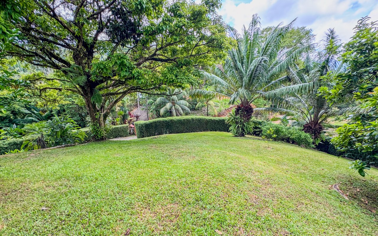 Tropical Getaway with Two Villas and Lush Gardens Near the Heart of Uvita