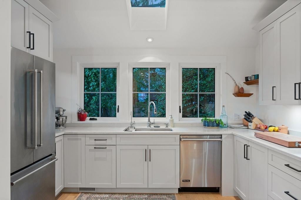 230 E 28 St