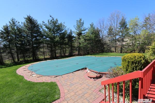 240 Willis Ave, Syosset