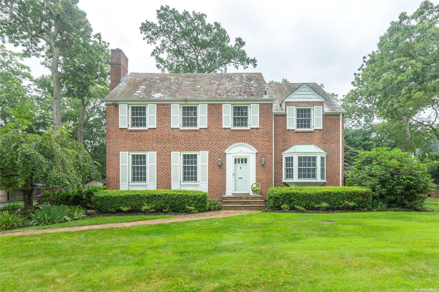 30 Colonial Dr, Huntington