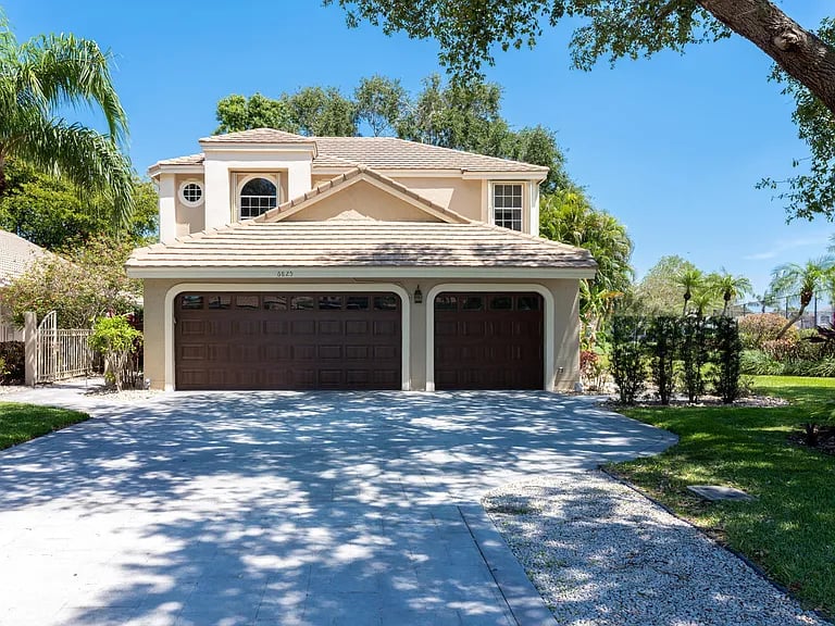 6825 Briarlake Cir