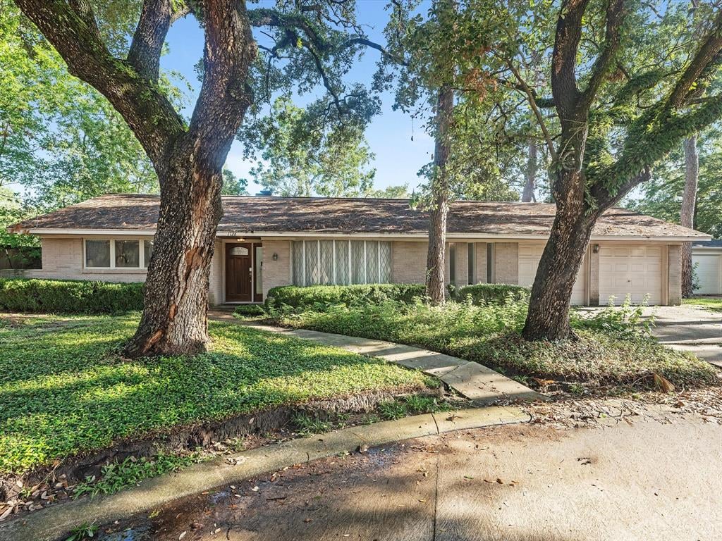 1126 Ben Hur Dr