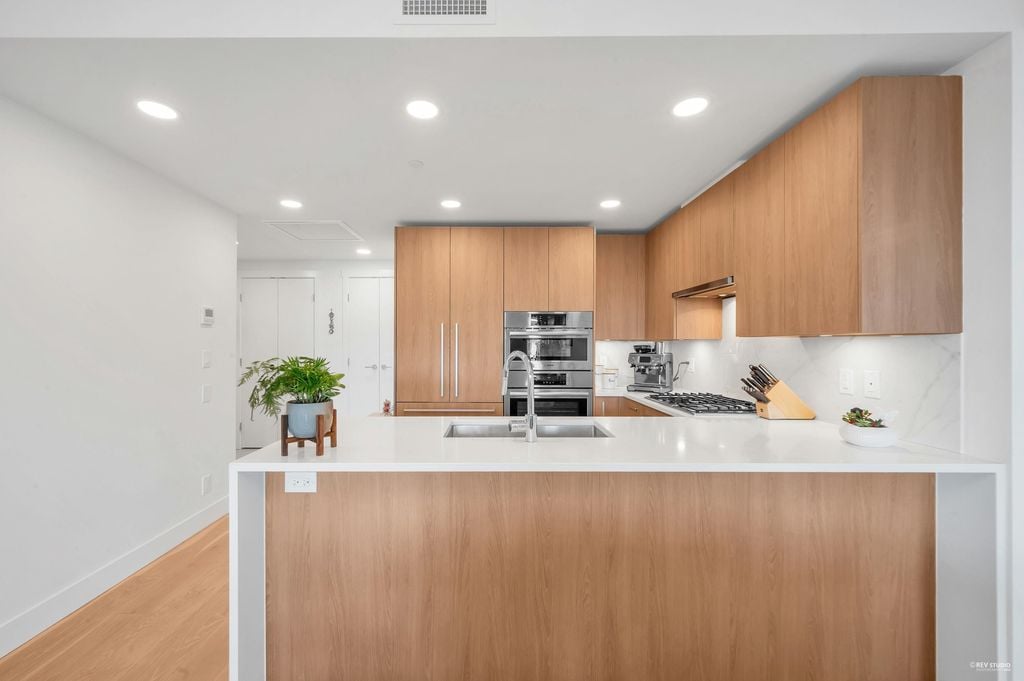 1210 E 27th St, #601