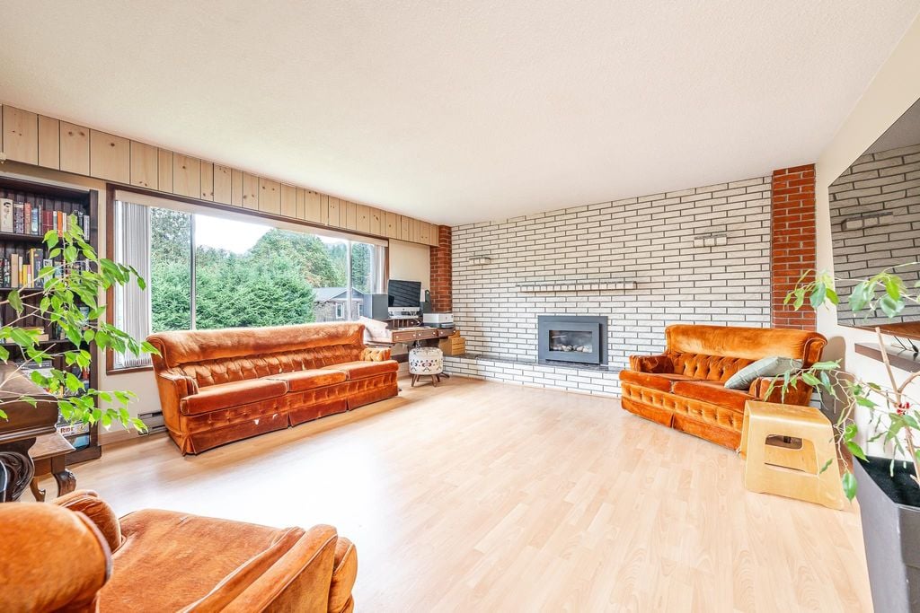 2332 Argyle Cres