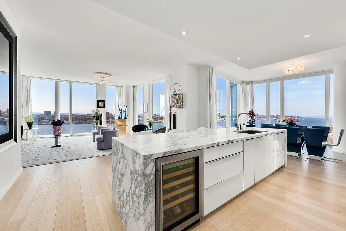 10 Riverside Blvd #27B