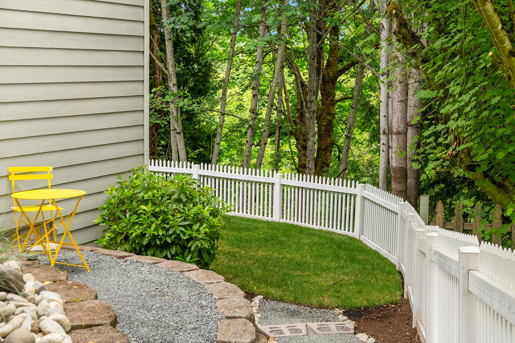 Quiet Elegance in Kirkland: Ideal Location & Natural Beauty