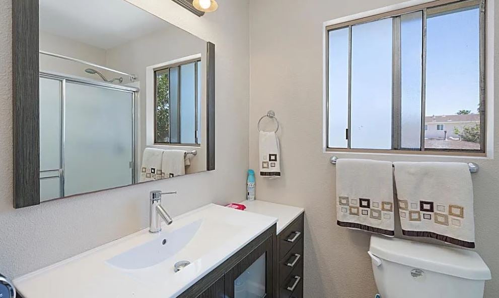 5676  Chateau Dr San Diego, CA