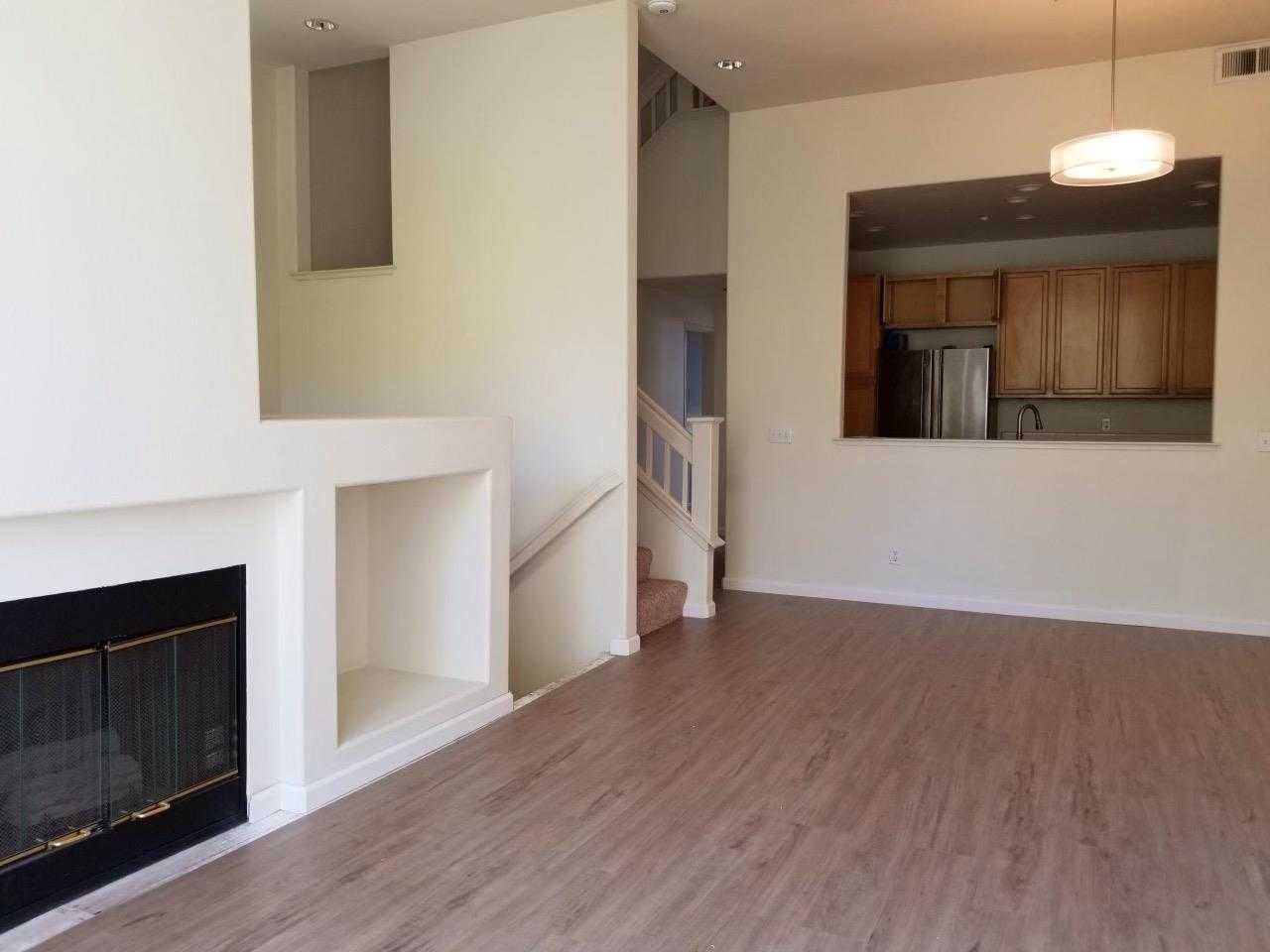 207 Village LN