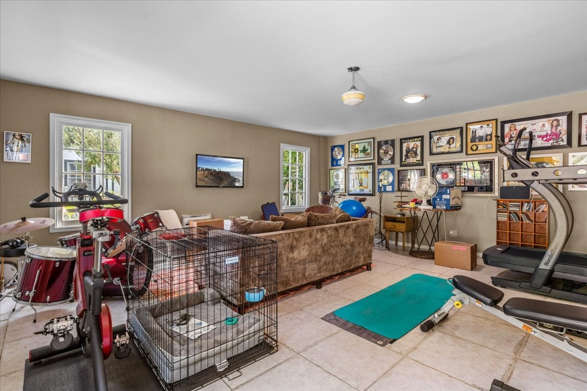 Toluca Lake 5  + 4 Traditional witih Pool & Guest House