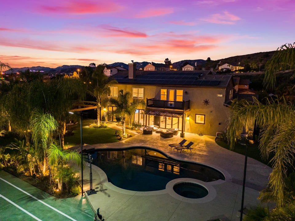 Sold by Edwin | Entertainer's Luxury Delight