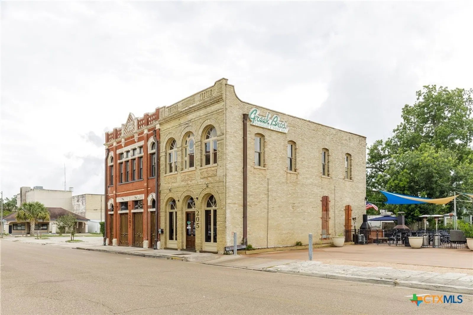205 1/2 E Constitution St