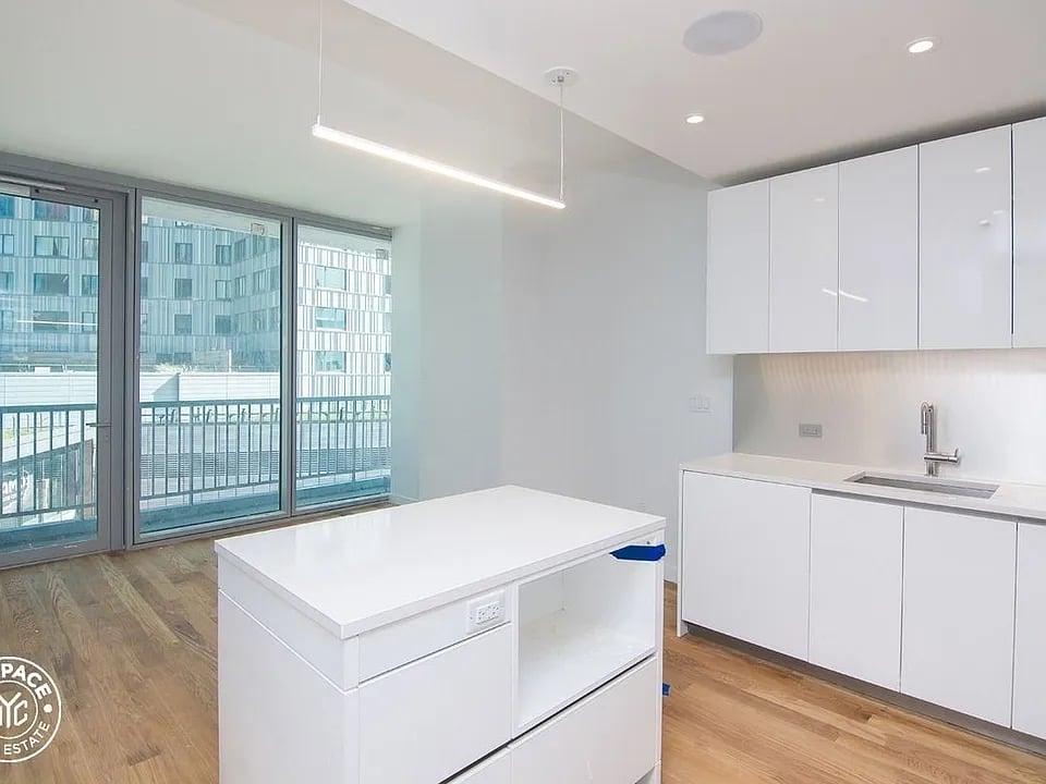 436 Albee Square W Unit: 10C