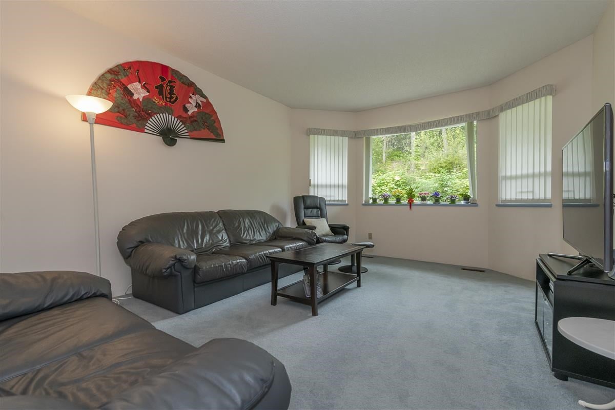 828 Porteau Pl