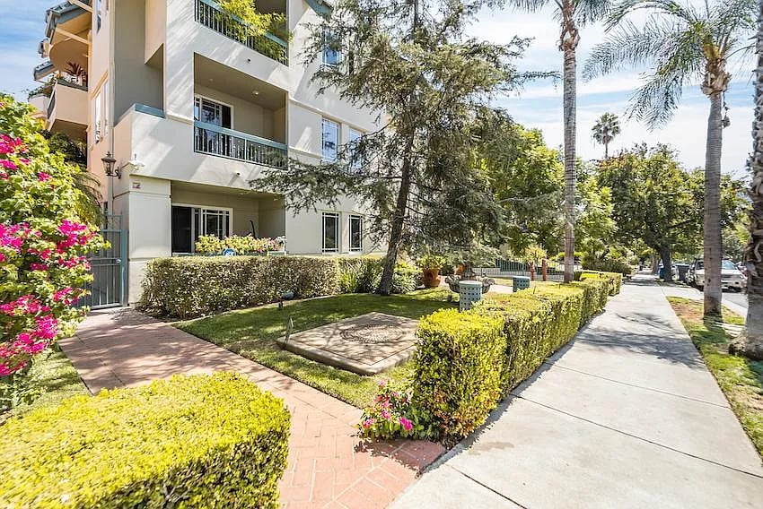 Spacious West Hollywood Townhome with 2 Beds, 3 Baths & Prime Location