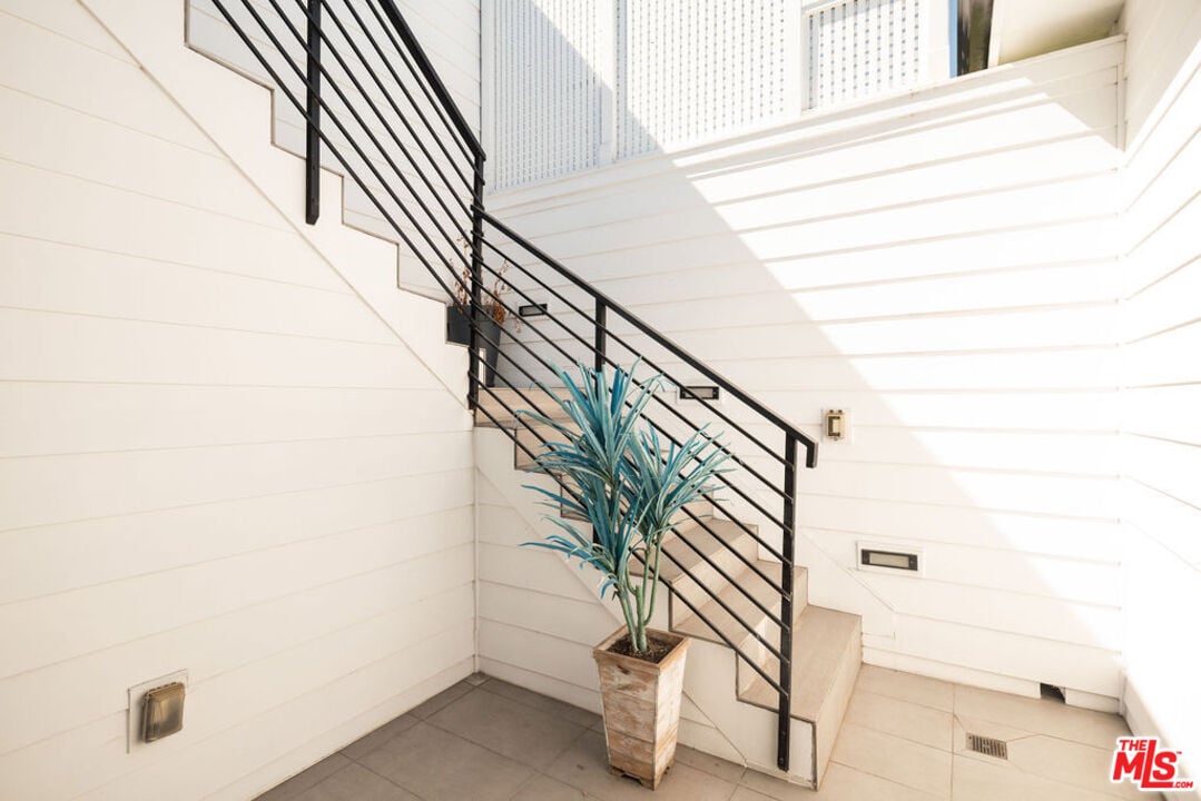 Highcliff Vista, N Stanley Ave, 90036