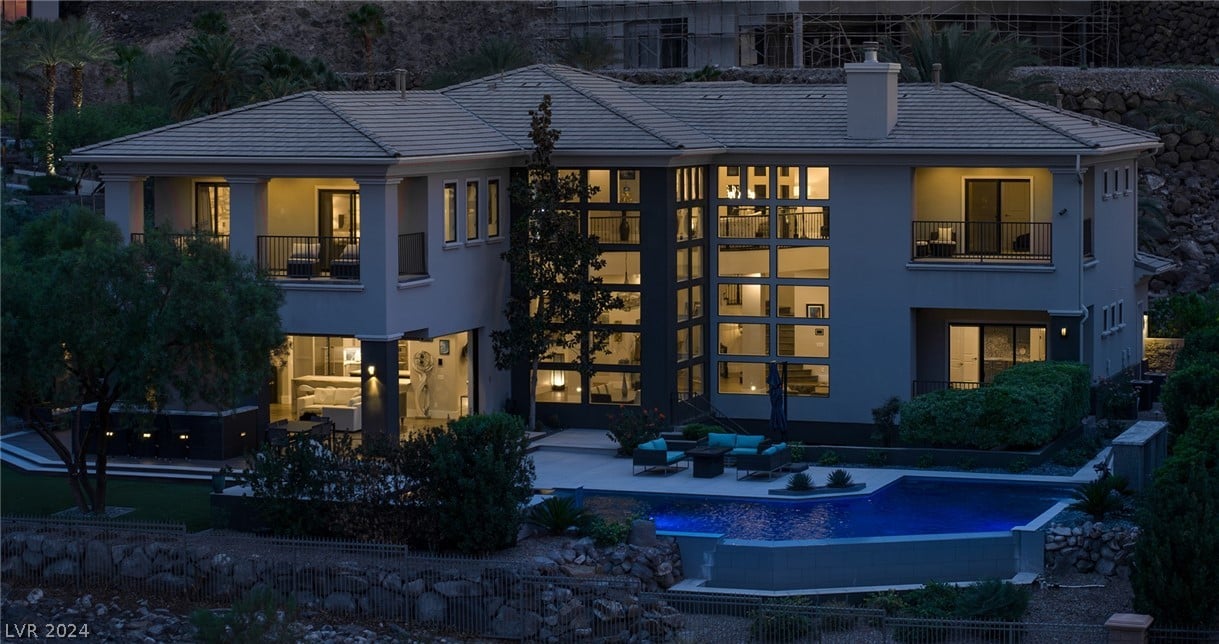 🏙️ How do strip views make the MacDonald Highlands lifestyle flourish and enhance property value?