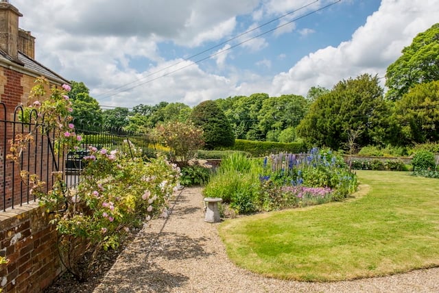 Thorne House – A Stately English Retreat