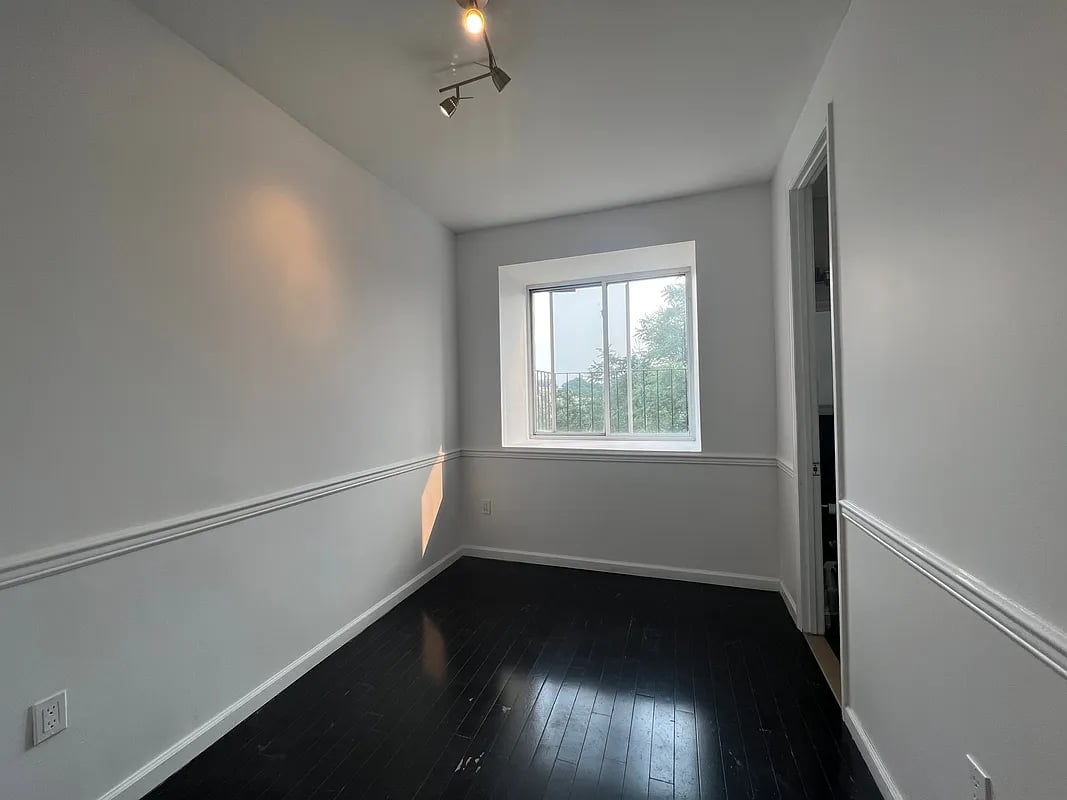 438 Wilson Ave 3L
