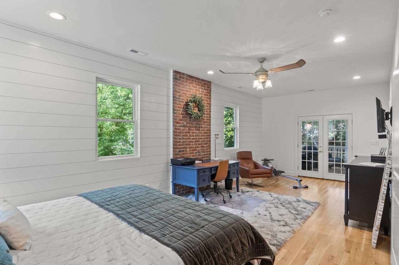 200 W Roanoke Park Dr