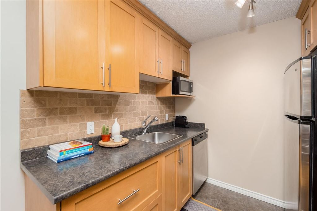 2033 W 7th Ave, #202
