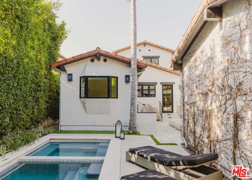 Solaris Pavilion, Westbourne Dr, 90048