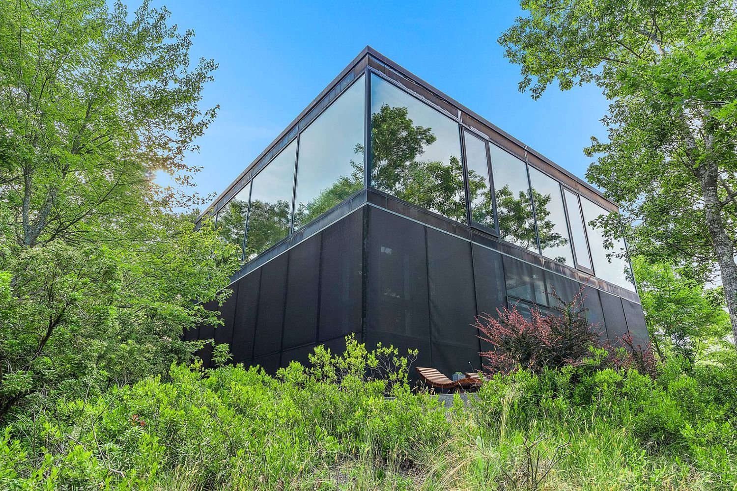 HAMPTONS ARTIST RETREAT BY NOTABLE ARCHITECT ON NEARLY 10 ACRES