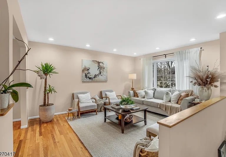 49 Meadowbrook Rd