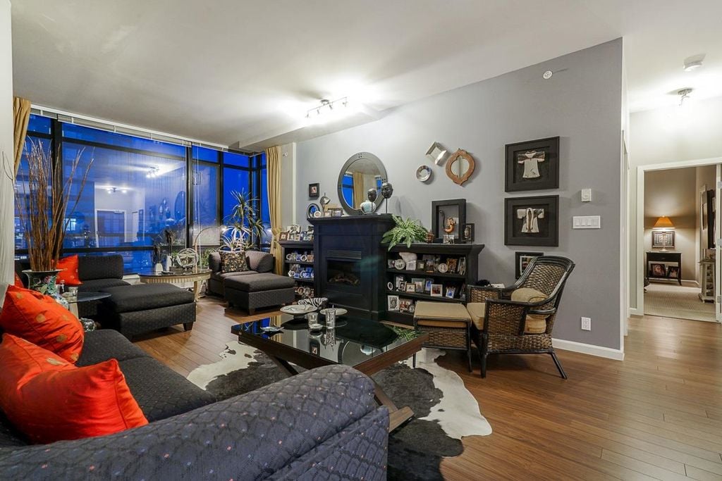 610 Victoria St, #2102