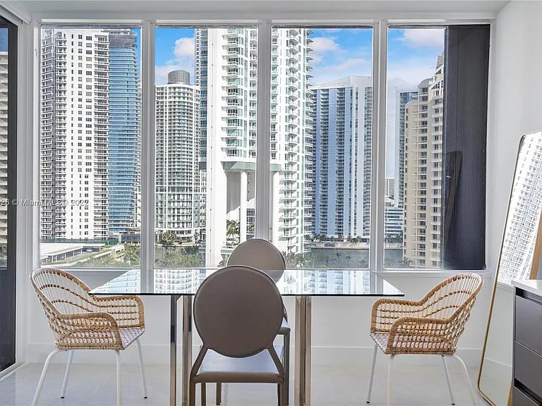 520 Brickell Key Dr #A1521