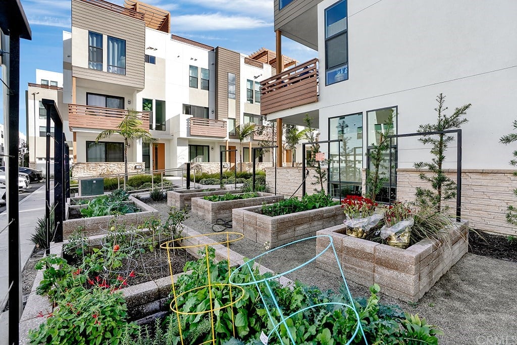 661 W 17th St, Unit 19