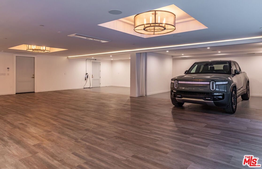 Monarch Reserve, N Norman Pl, 90049