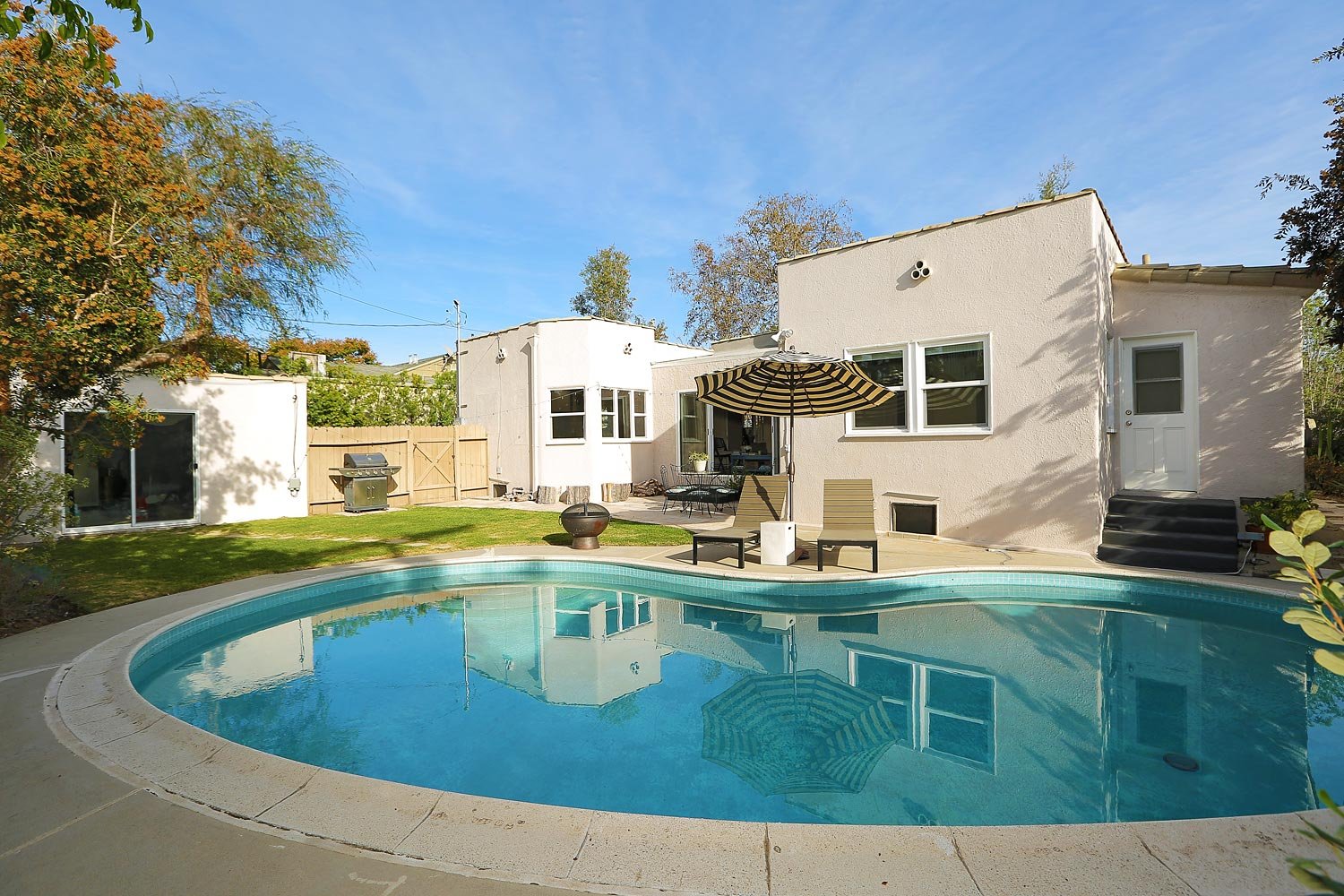 911 S Ridgeley Dr