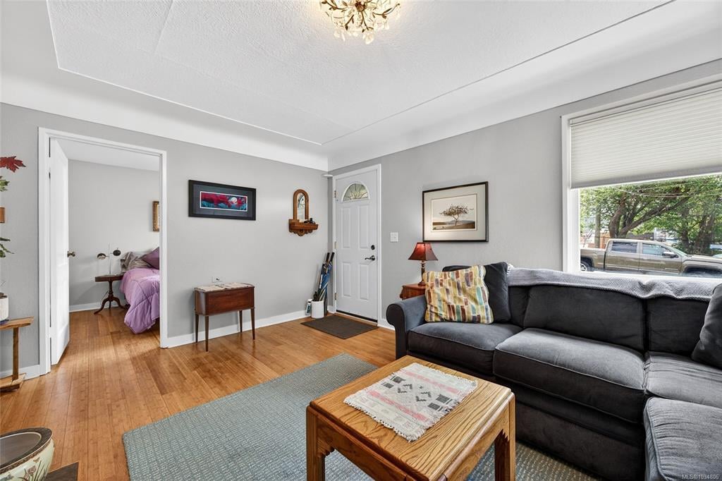 415 Dundas St