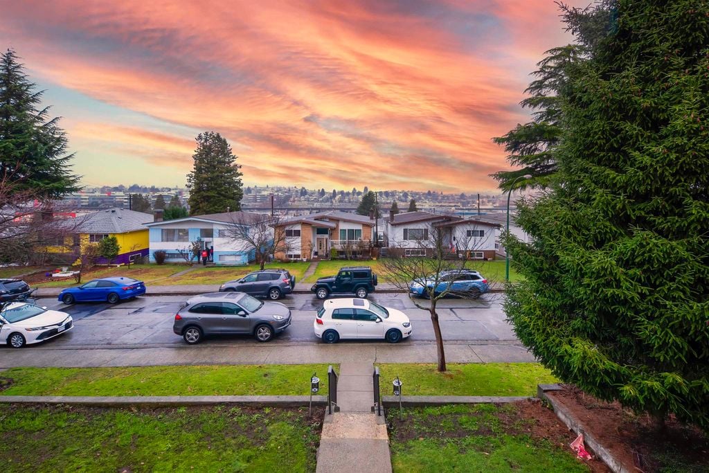 3120 E 15th Ave