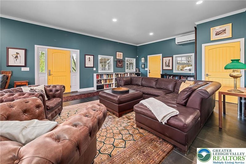 1072 FIVE POINTS RICHMOND ROAD