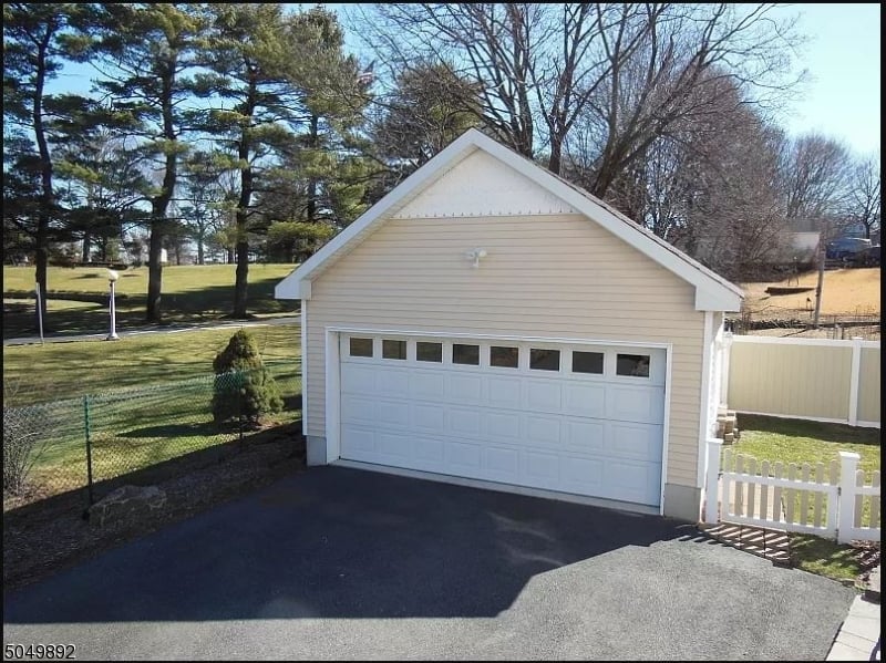 557 Lathrop Ave