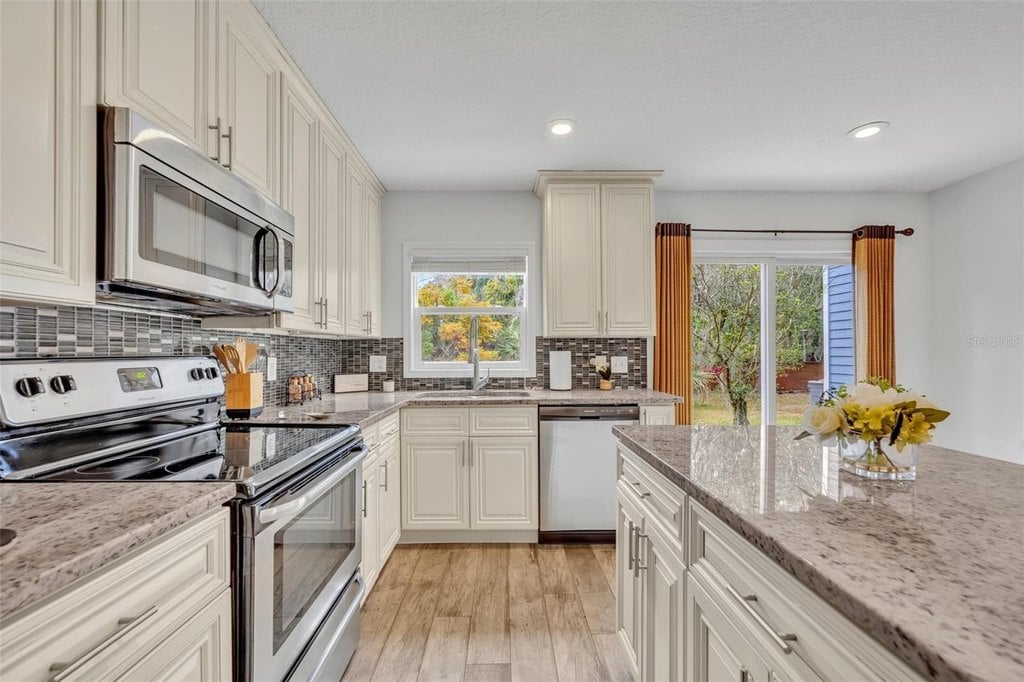1445 Creekside Cir