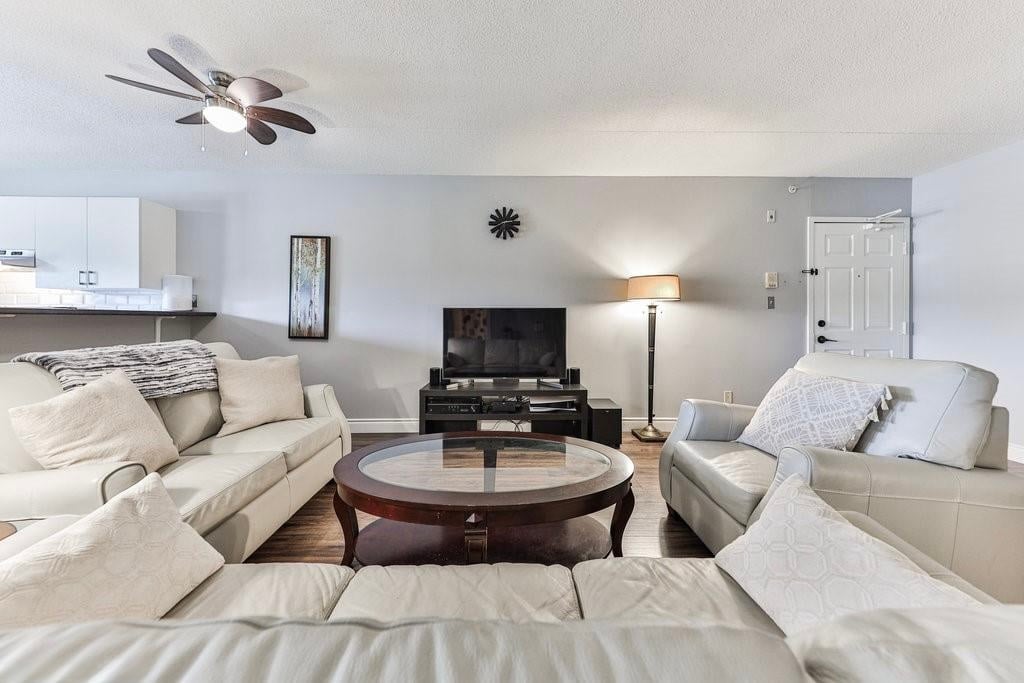 207-1421 Walker's Line, Burlington